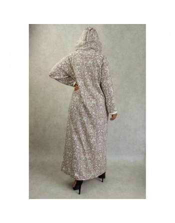 Robe fluide style djellaba marocaine avec capuche motifs fleurie Marron sur un fond couleur beige 