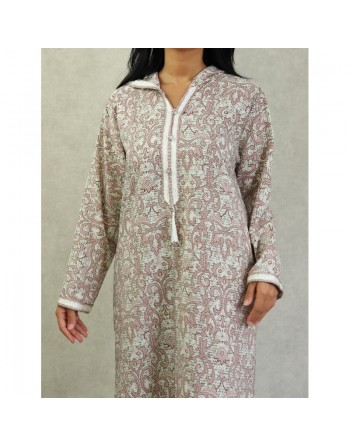 Robe fluide style djellaba marocaine avec capuche motifs fleurie Marron sur un fond couleur beige 