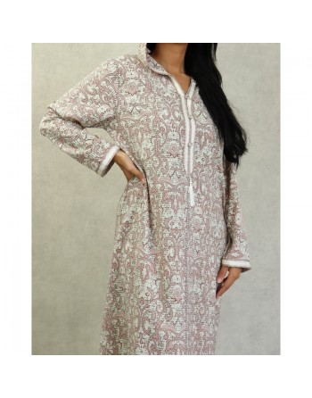 Robe fluide style djellaba marocaine avec capuche motifs fleurie Marron sur un fond couleur beige 