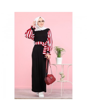 Robe longue noire avec manches et ceinture à rayures rouge et blanches 