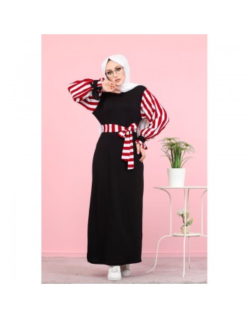 Robe longue noire avec manches et ceinture à rayures rouge et blanches 