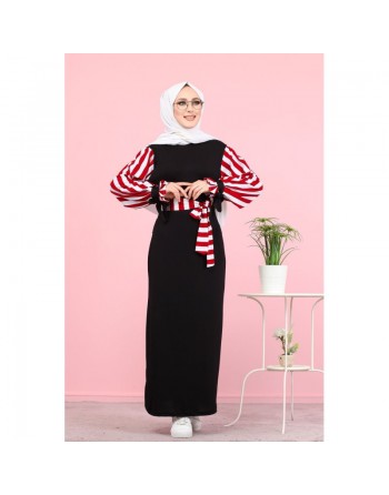 Robe longue noire avec manches et ceinture à rayures rouge et blanches 