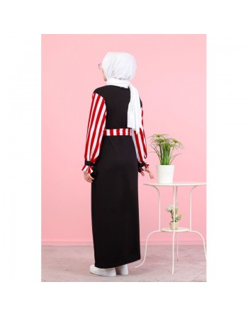 Robe longue noire avec manches et ceinture à rayures rouge et blanches 
