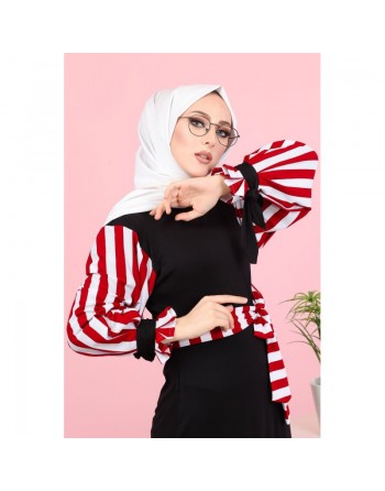 Robe longue noire avec manches et ceinture à rayures rouge et blanches 