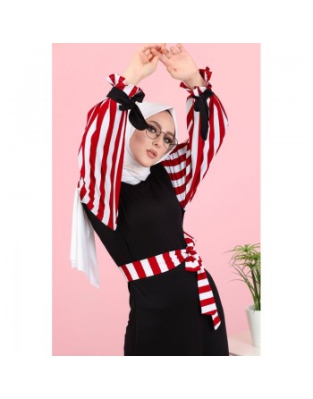 Robe longue noire avec manches et ceinture à rayures rouge et blanches 