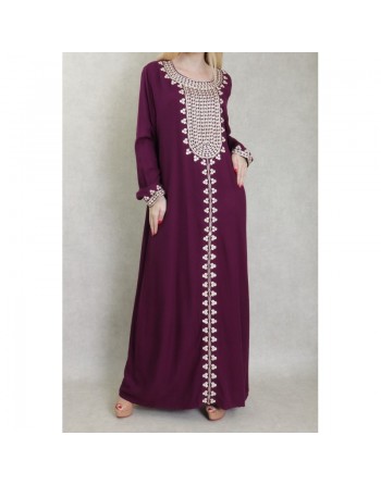 Robe longue pour femme avec broderies sur le devant et les manches - Couleur prune 