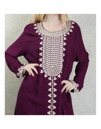 Robe longue pour femme avec broderies sur le devant et les manches - Couleur prune 