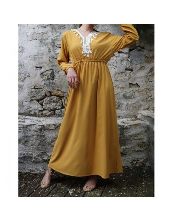 Robe longue féminine avec décoration écailles dorées et pompons - Couleur jaune 