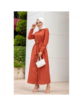Robe boutonnée avec ceinture assortie pour femme (Tenue de ville style habillé pour hijab) - Couleur brique 