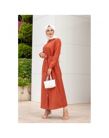 Robe boutonnée avec ceinture assortie pour femme (Tenue de ville style habillé pour hijab) - Couleur brique 