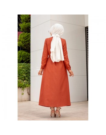 Robe boutonnée avec ceinture assortie pour femme (Tenue de ville style habillé pour hijab) - Couleur brique 