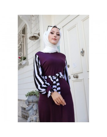 Robe pour femme musulmane - Ceinture et manche à rayure noir et blanc (Grande taille disponible) - Couleur prune 