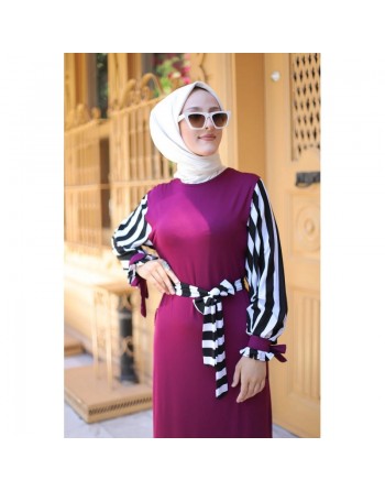 Robe longue pour femme musulmane - Ceinture et manches à rayures noir et blanc (Grande taille disponible) - Couleur fuchsia 