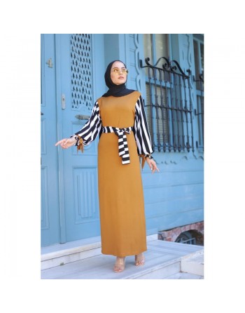 Robe pour femmes musulmanes - Ceinture et manche à rayure noir et blanc (Grandes tailles disponibles) - Couleur moutarde 