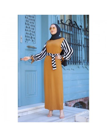 Robe pour femmes musulmanes - Ceinture et manche à rayure noir et blanc (Grandes tailles disponibles) - Couleur moutarde 