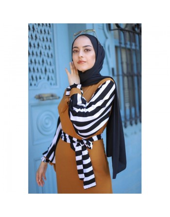 Robe pour femmes musulmanes - Ceinture et manche à rayure noir et blanc (Grandes tailles disponibles) - Couleur moutarde 