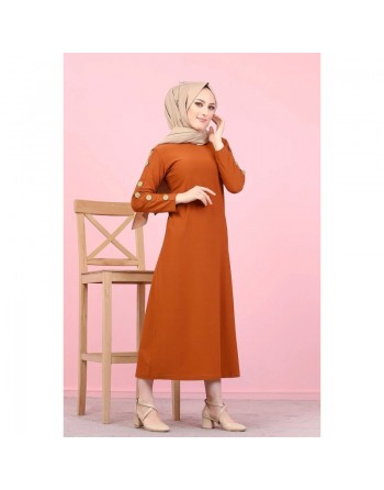 Robe casual décorée de boutons pour femme voilée (Modest Fashion France) - Couleur brique 