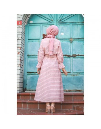 Robe longue à rayures avec ceinture pour femme voilée - Couleur rose poudré 
