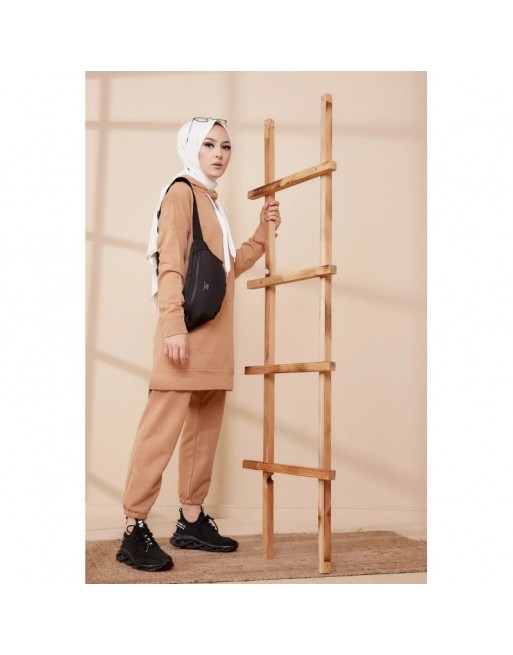 Ensemble décontracté tunique et pantalon (Tenue de Sport Hijab) - Couleur biscuit Ensemble décontracté tunique et pantalon (Tenue de Sport Hijab) - Couleur biscuit