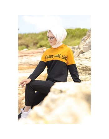 Survêtement hijab sport chic à capuche pour femme musulmane (deux pièces haut et bas) - Couleur noir et moutarde 
