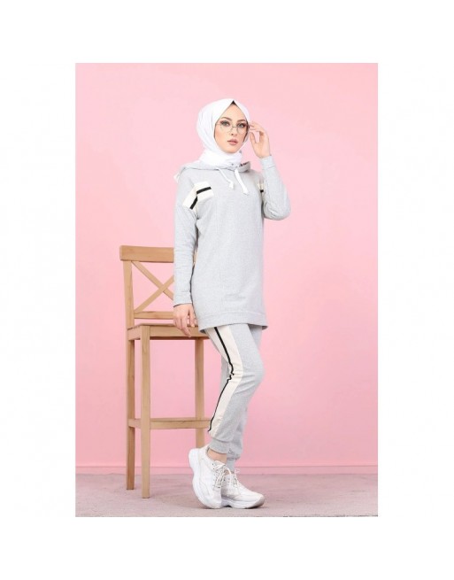 Ensemble survêtement 2 pièces (Sweatwear sport pour femme voilée) - Couleur blanc, noir et Gris clair Ensemble survêtement 2 pièces (Sweatwear sport pour femme voilée) - Couleur blanc, noir et Gris clair