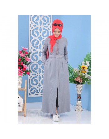 Robe longue boutonnée avec ceinture et broderies - Couleur gris (Vêtements islamiques pour femmes musulmanes voilées) 