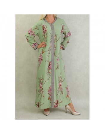 Robe fluide style djellaba marocaine fleurie avec capuche sur un fond vert amande pour femme 