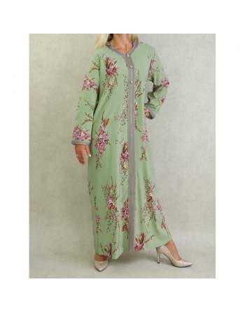 Robe fluide style djellaba marocaine fleurie avec capuche sur un fond vert amande pour femme 