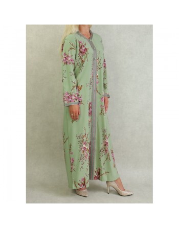 Robe fluide style djellaba marocaine fleurie avec capuche sur un fond vert amande pour femme 