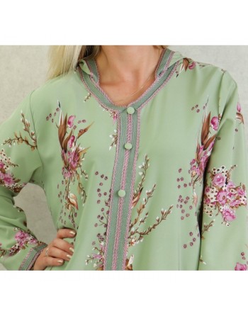 Robe fluide style djellaba marocaine fleurie avec capuche sur un fond vert amande pour femme 