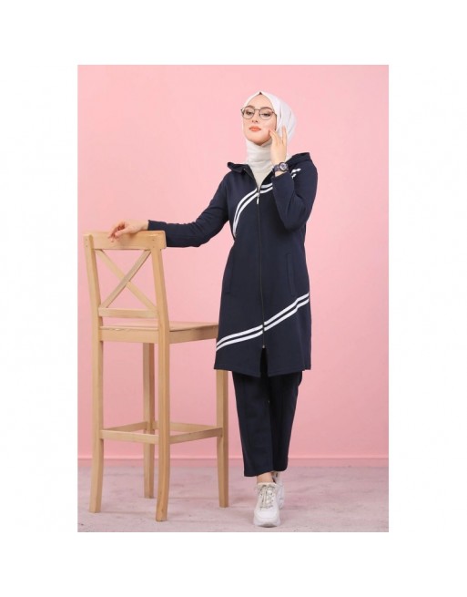 Ensemble survêtement islamique à capuche et bandes blanches pour femme voilée - Couleur bleu marine Ensemble survêtement islamique à capuche et bandes blanches pour femme voilée - Couleur bleu marine
