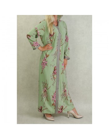Robe fluide style djellaba marocaine fleurie avec capuche sur un fond vert amande pour femme 