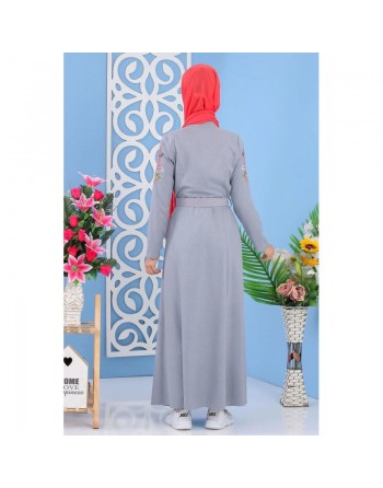 Robe longue boutonnée avec ceinture et broderies - Couleur gris (Vêtements islamiques pour femmes musulmanes voilées) 