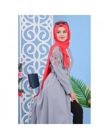 Robe longue boutonnée avec ceinture et broderies - Couleur gris (Vêtements islamiques pour femmes musulmanes voilées) 