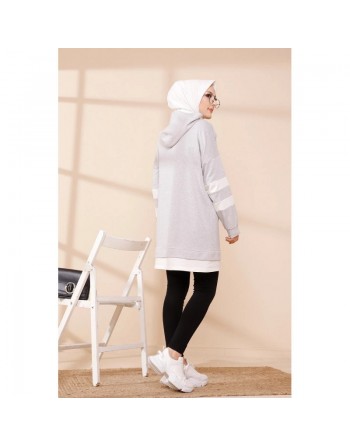 Tunique décontractée avec capuche (Tenue moderne pour Hijab) - Couleur gris clair avec bandes blanches 