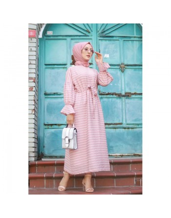 Robe longue à rayures avec ceinture pour femme voilée - Couleur rose poudré 