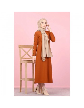 Robe casual décorée de boutons pour femme voilée (Modest Fashion France) - Couleur brique 