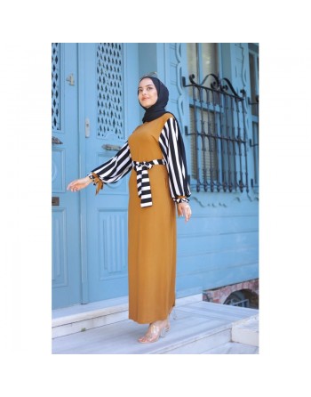 Robe pour femmes musulmanes - Ceinture et manche à rayure noir et blanc (Grandes tailles disponibles) - Couleur moutarde 