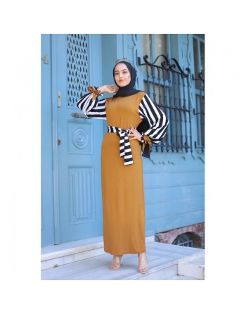 Robe pour femmes musulmanes - Ceinture et manche à rayure noir et blanc (Grandes tailles disponibles) - Couleur moutarde 