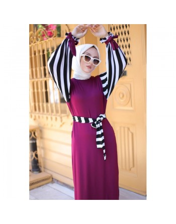 Robe longue pour femme musulmane - Ceinture et manches à rayures noir et blanc (Grande taille disponible) - Couleur fuchsia 
