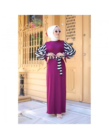 Robe longue pour femme musulmane - Ceinture et manches à rayures noir et blanc (Grande taille disponible) - Couleur fuchsia 