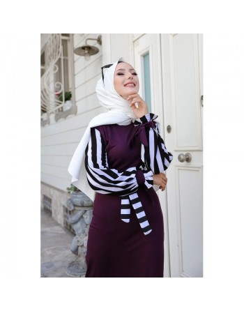 Robe pour femme musulmane - Ceinture et manche à rayure noir et blanc (Grande taille disponible) - Couleur prune 