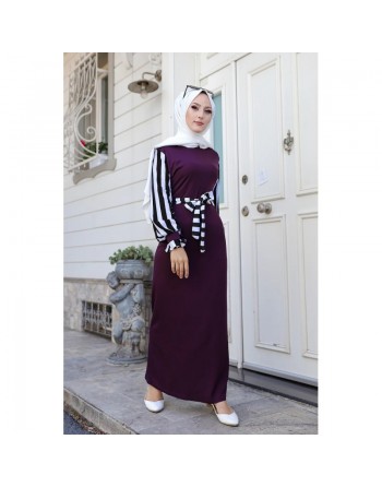 Robe pour femme musulmane - Ceinture et manche à rayure noir et blanc (Grande taille disponible) - Couleur prune 