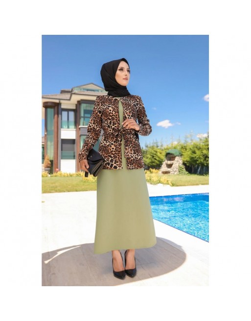 Ensemble deux pièces : veste motif léopard et robe couleur pistache avec collier assorti (Vetement hijab musulmane chic) Ensemble deux pièces : veste motif léopard et robe couleur pistache avec collier assorti (Vetement hijab musulmane chic)