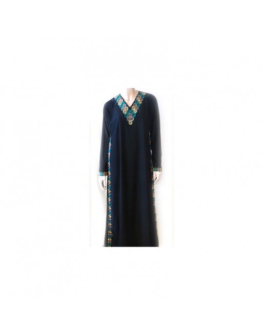 Abaya noire avec broderies (motifs vert, jaune et taupe) et son écharpe assortie Abaya noire avec broderies (motifs vert, jaune et taupe) et son écharpe assortie