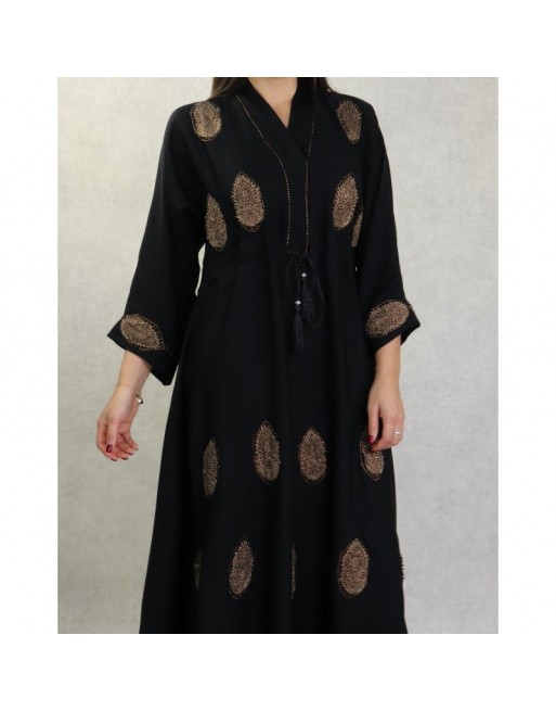 Robe Abaya Dubaï noire de qualité avec broderie, strass dorés et ceinture interne Robe Abaya Dubaï noire de qualité avec broderie, strass dorés et ceinture interne