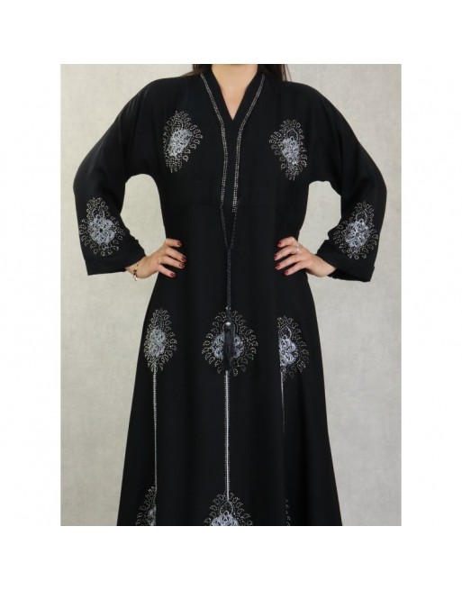 Robe de soirée Abaya Dubaï ample de qualité avec broderie strass argentés et ceinture interne - Couleur noir Robe de soirée Abaya Dubaï ample de qualité avec broderie strass argentés et ceinture interne - Couleur noir
