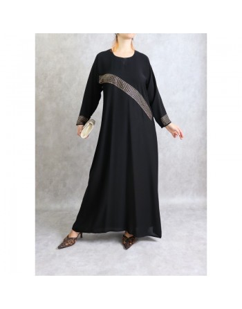 Abaya longue noire "Dubai" tissu satiné décoré de strass dorés pour femme avec son écharpe assortie 