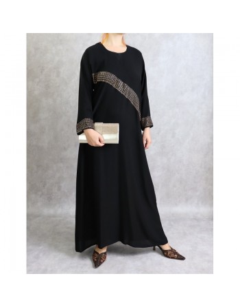 Abaya longue noire "Dubai" tissu satiné décoré de strass dorés pour femme avec son écharpe assortie 