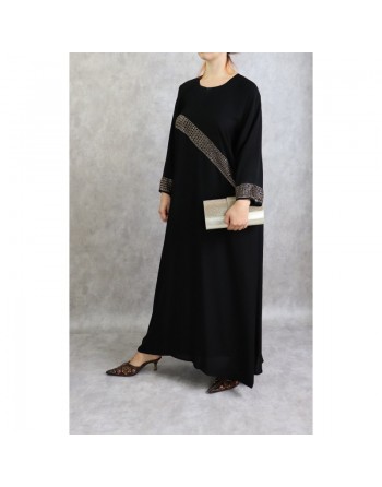 Abaya longue noire "Dubai" tissu satiné décoré de strass dorés pour femme avec son écharpe assortie 